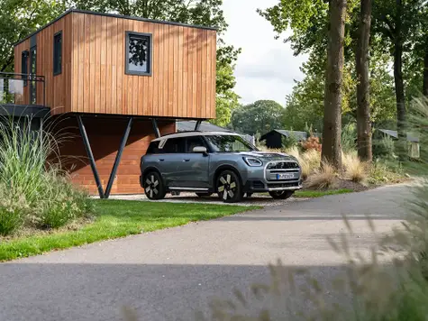 MINI Countryman Electric in der Einfahrt