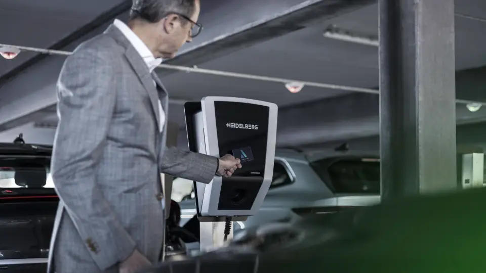 Mann nutzt Heidelberg connect.business Wallbox in der Tiefgarage
