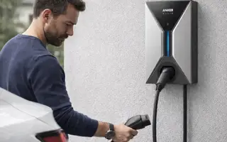 Ein Mann lädt sein E-Auto mit der Anker SOLIX Wallbox