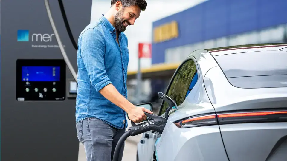 Mann nutzt das von der AFIR-Verordnung garantierte Ad-hoc-Laden