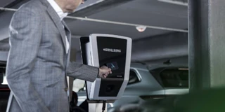 Mann startet Ladevorgang an Heidelberg Wallbox mit RFID-Funktion