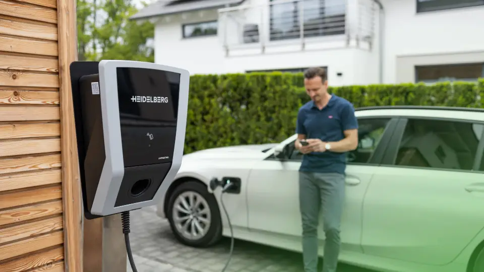 Mann stellt seine Heidelberg Ladestation mit App ein