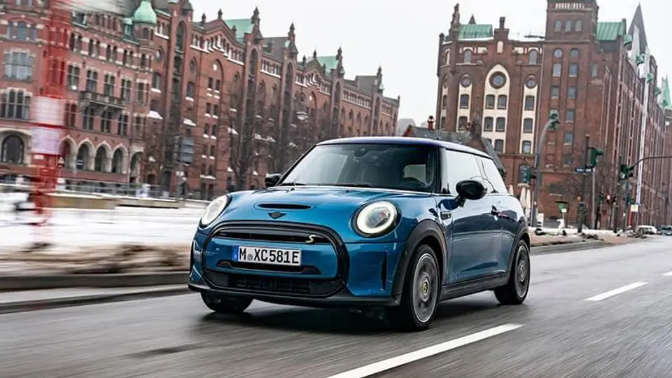 MINI Cooper SE in der Farbe blau-metallic