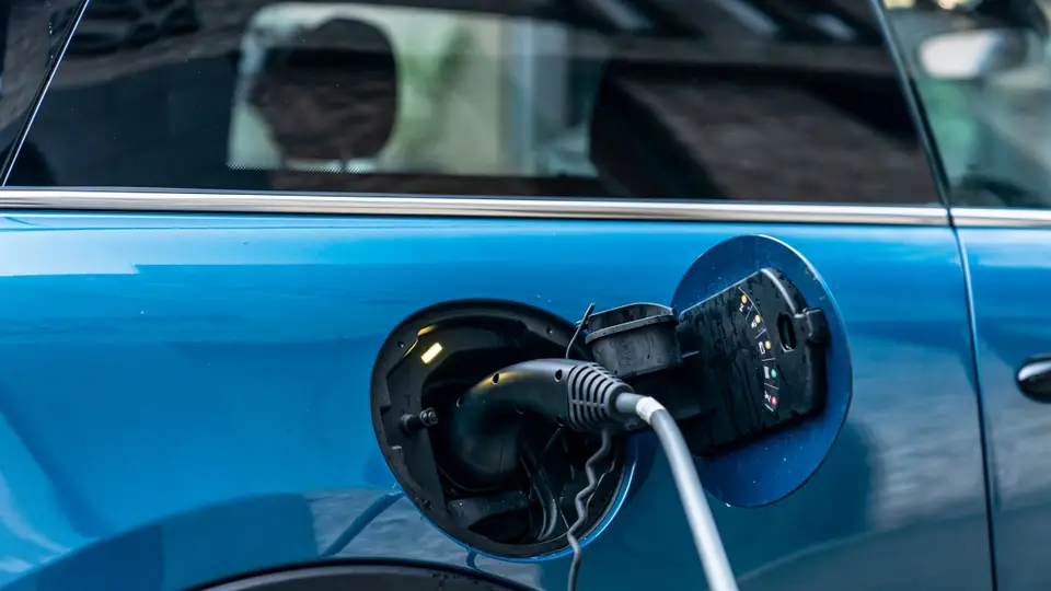 Mini Cooper Se Leasing beim Laden in blau