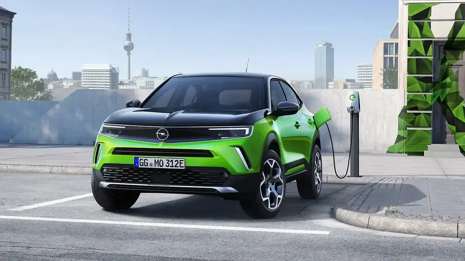 Welche E-Autos haben eine Wärmepumpe? Opel Mokka e in grün