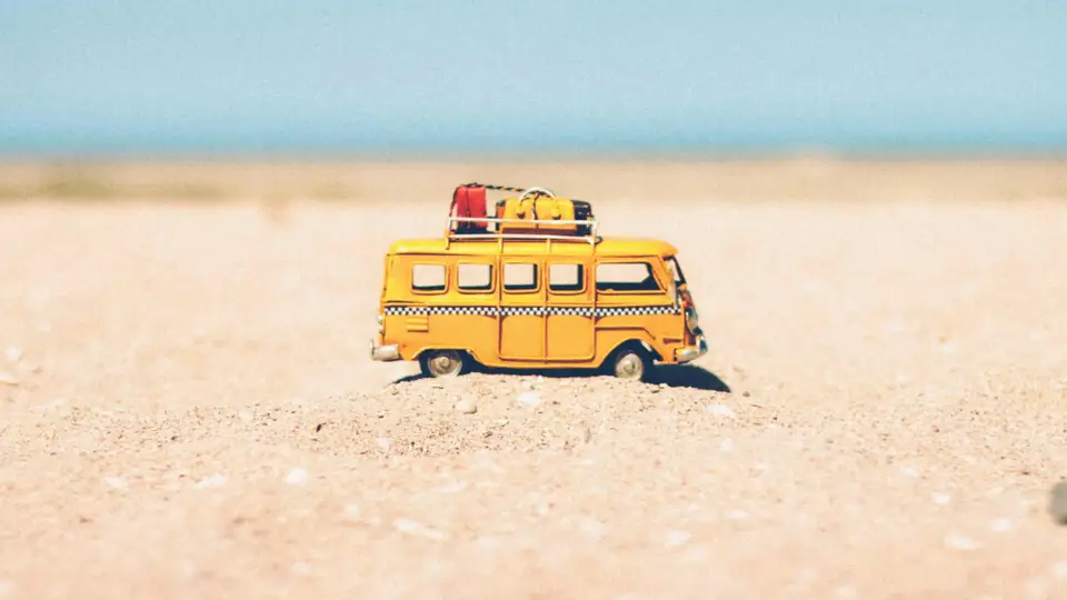 Spielzeugauto im Sand