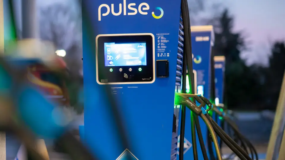 Aral pulse Ladestation bei Dämmerung.