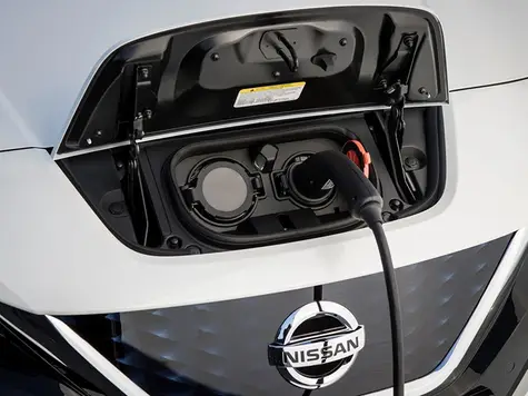 Nissan Leaf Elektroauto in der Farbe weiss Ansicht des Ladeports