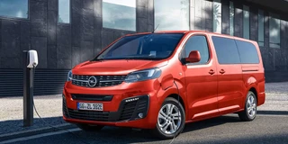 Opel Zafira e in orange an einer EVBox Elvi Wallbox 11kW auf Stehle