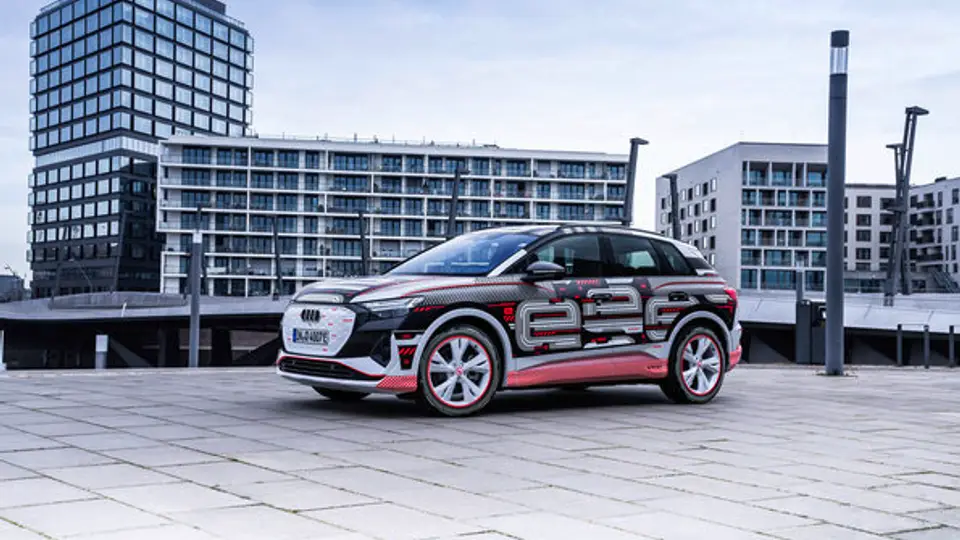 Seitenansicht des Audi Q4 etron vor Stadtkulisse