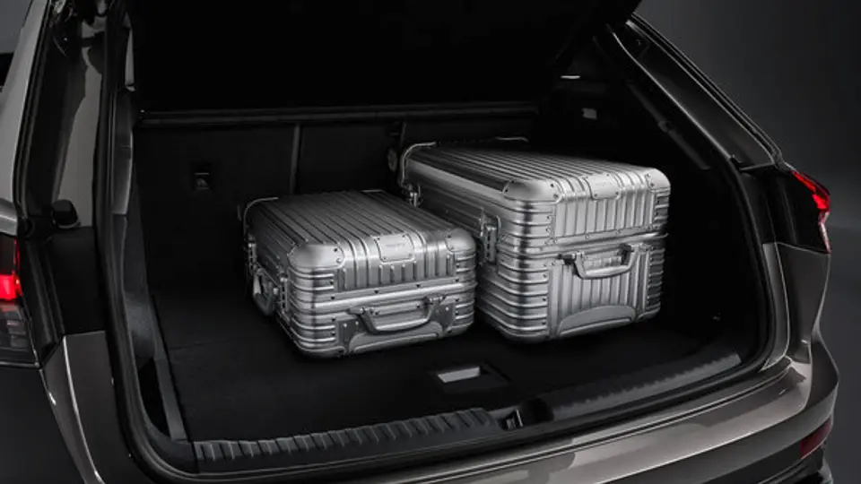 Ansicht des Kofferraums mit Koffern des Audi Q4 etrons vor Stadtkulisse