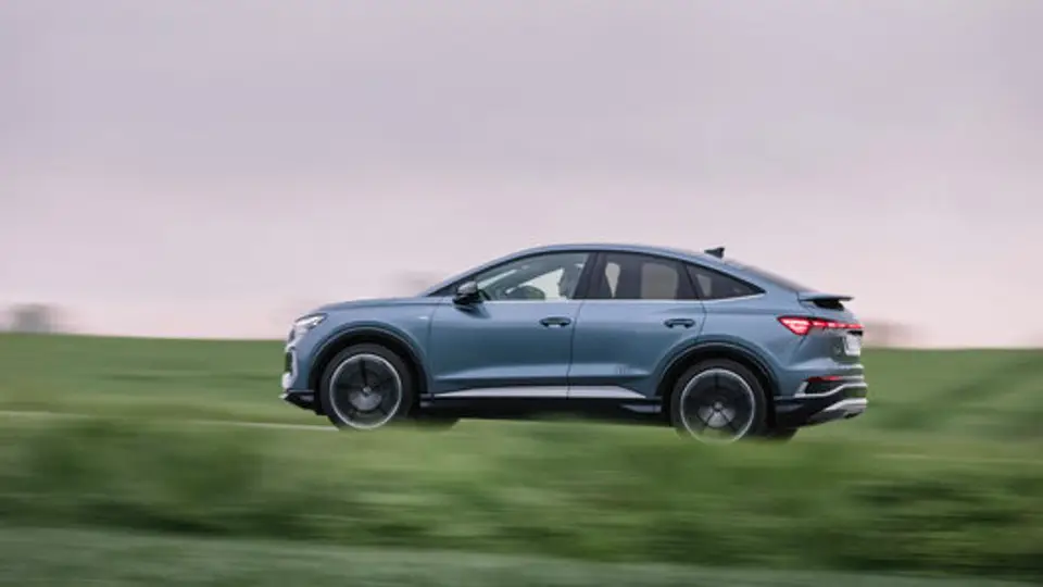 Audi Q4 Sportback e-tron von der Seite