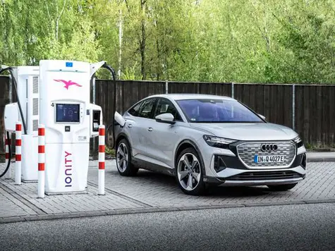 Audi Q4 e-tron Sportback an der Schnellladestation