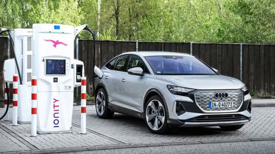 Audi Q4 Sportback e-tron beim Schnellladen