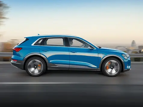 Audi e-tron Elektroauto in der Farbe Blau Seitenansicht