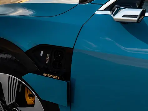 Audi e-tron Elektroauto in der Farbe Blau Ansicht Ladeport