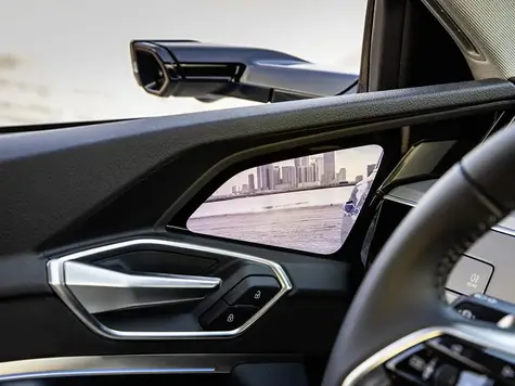 Audi e-tron Elektroauto in der Farbe Blau Ansicht Spiegel mit Kamera