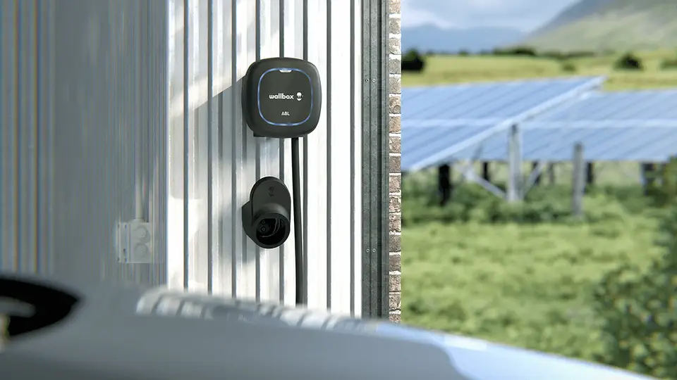 Wallbox vor PV-Anlage