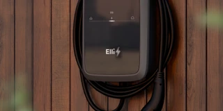 AFIR-fähige Elli Wallbox hängt an Hauswand
