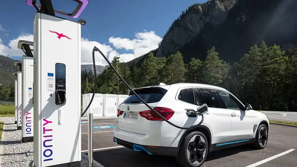 BMW iX3 mit plug and charge bei Ionity