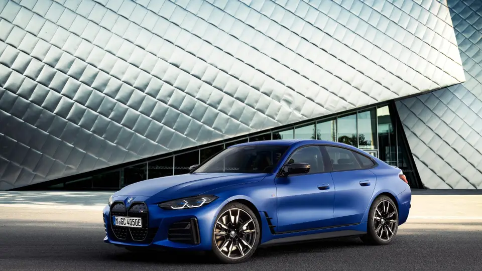 BMW i4 M50 von vorne in der Farbe blau