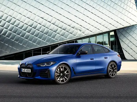 BMW i4 M50 in blau von schraeg vorne
