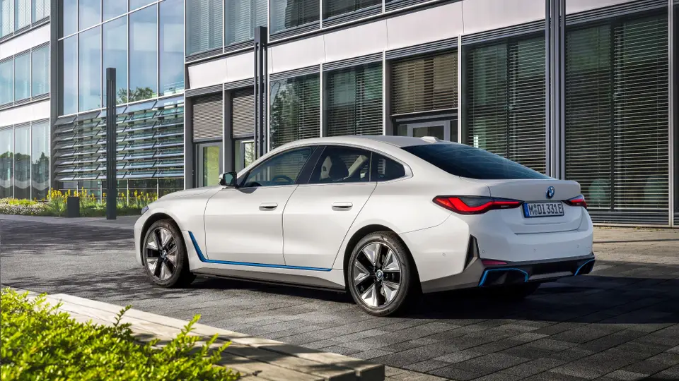 BMW i4 eDrive40 von hinten in der Farbe weiß