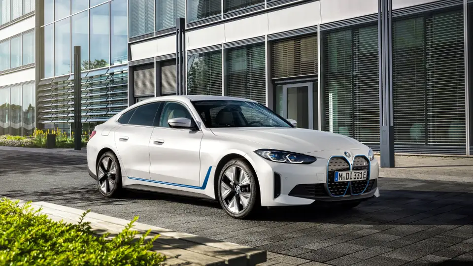 BMW i4 eDrive40 in weiß von vorne
