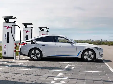 BMW i4 beim Laden bei IONITY