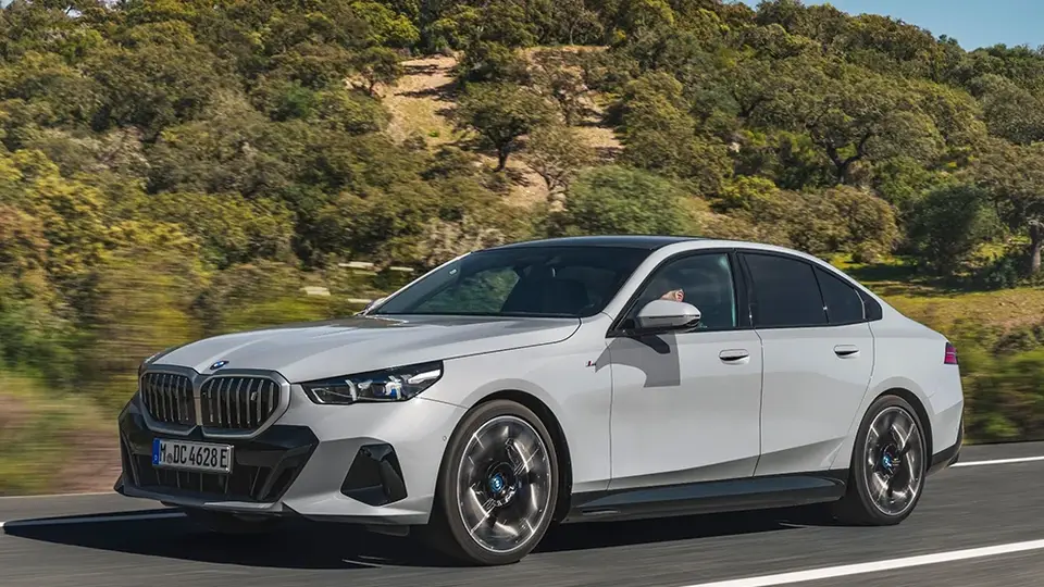 BMW i5 eDrive40 beim der Fahrt
