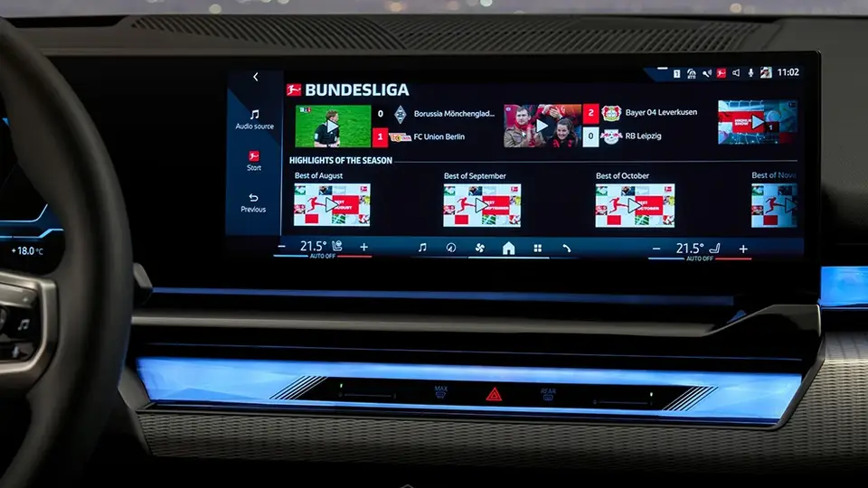BMW i5 Cockpit mit Bundesliga Stream