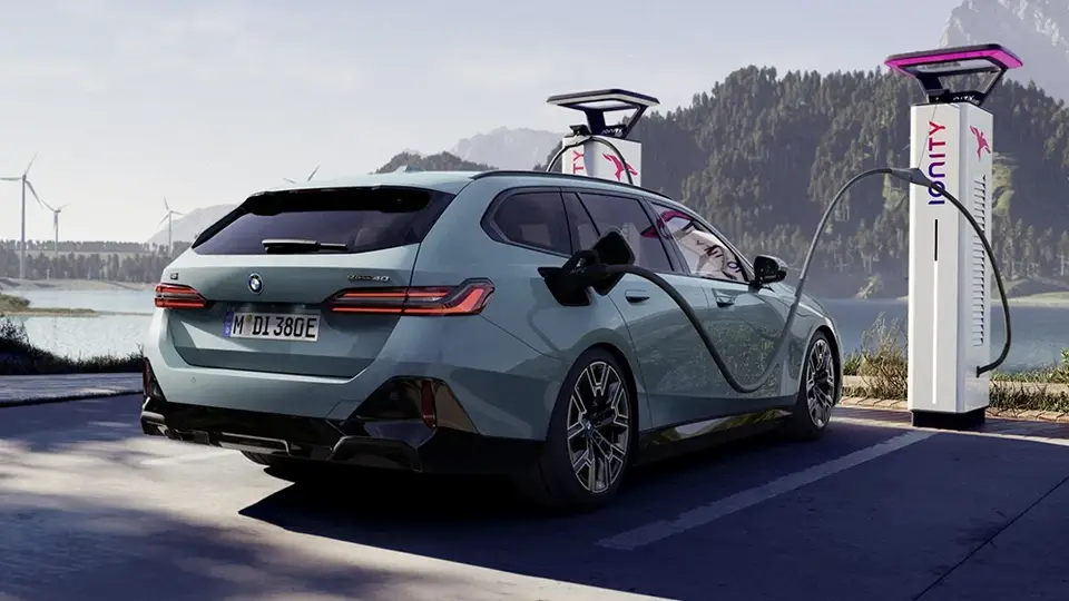 BMW i5 Touring eDrive40 beim DC-Laden