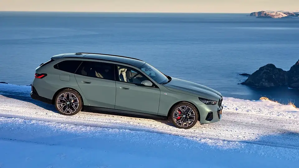 BMW i5 Touring eDrive40 von der Seite