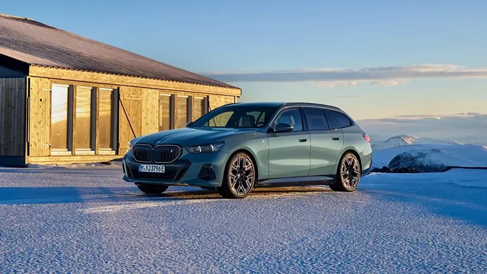 BMW i5 Touring eDrive40 von vorne im Leasing