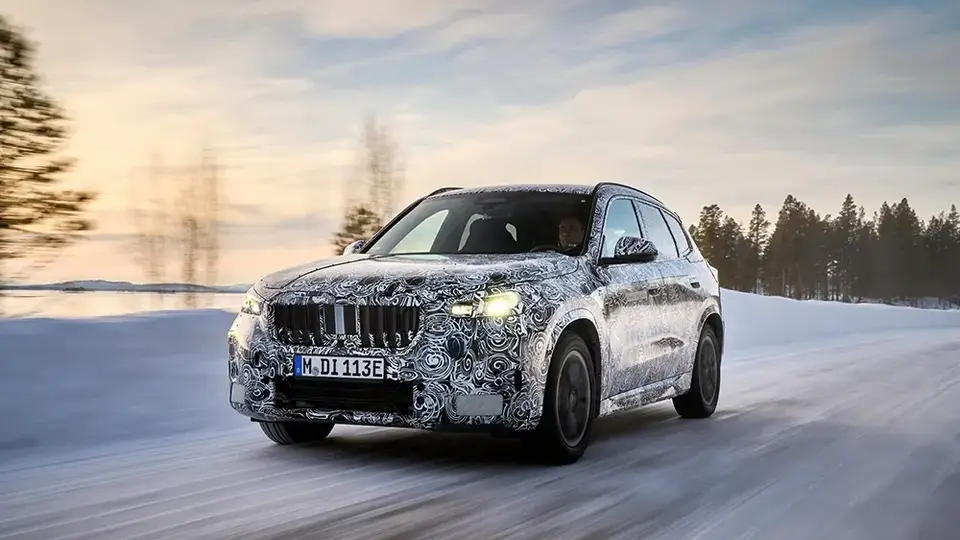 BMW iX1 2022 von vorne im Schnee
