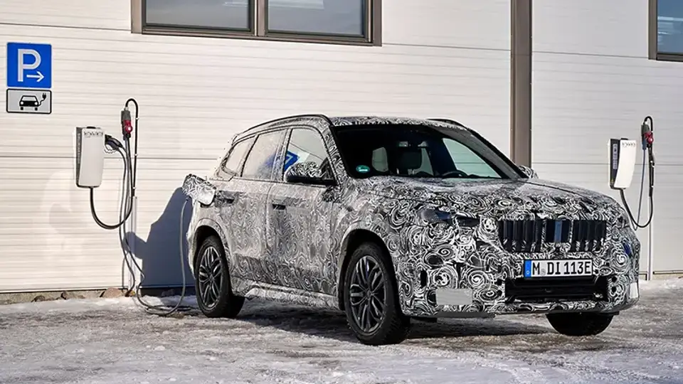 BMW iX1 2022 beim Laden