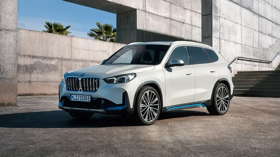 BMW iX1 in weiß von vorne