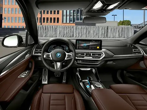 BMW iX3 Elektroauto in der Farbe Blau Ansicht des Cockpits von der Fahrertür aus