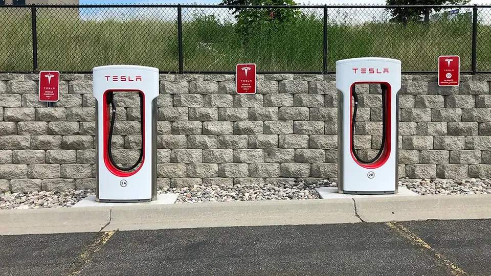Tesla Supercharger mit Belegungsgebuehren