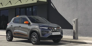Ansicht des Dacia Spring electric in Grau mit Akzenten von schräg Vorne