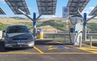 E-Auto wird in Frankreich geladen