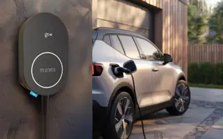 Firmenwagen wird zuhause von einer Dienstwagen-Wallbox geladen