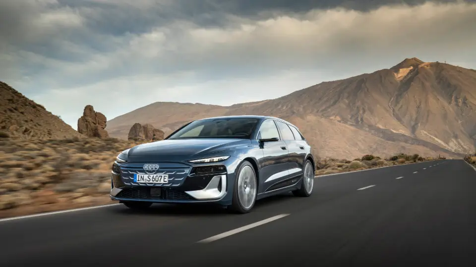 Audi Elektroauto fährt durch Berglandschaft – Vorteile der aktuellen E-Auto Förderung