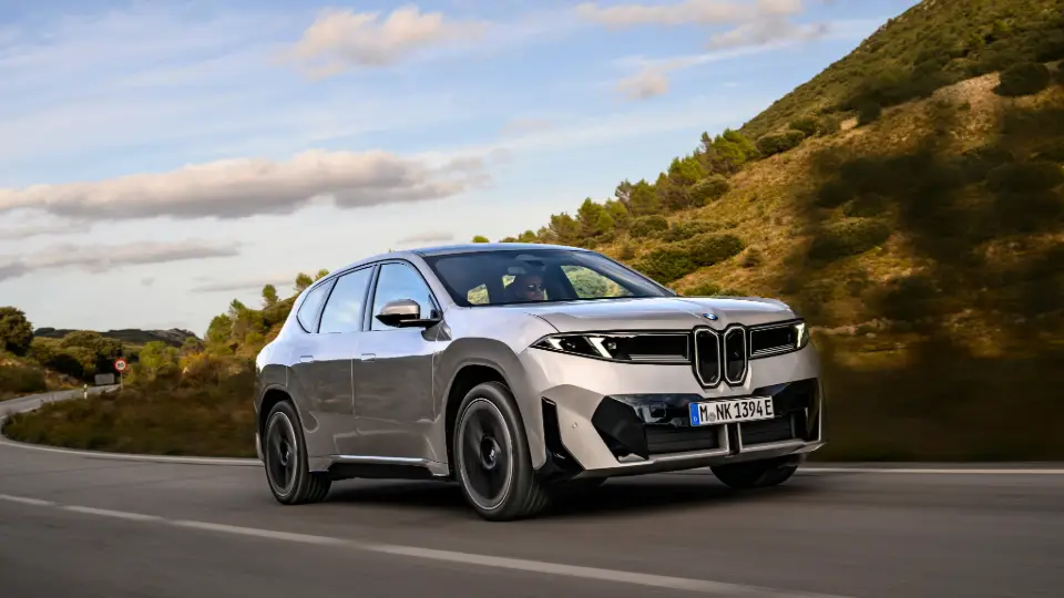 BMW Elektro-SUV mit neuer E-Auto-Förderung fährt auf Landstraße