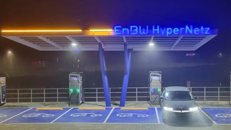 EnBW Hypernetzwerk bei Nacht