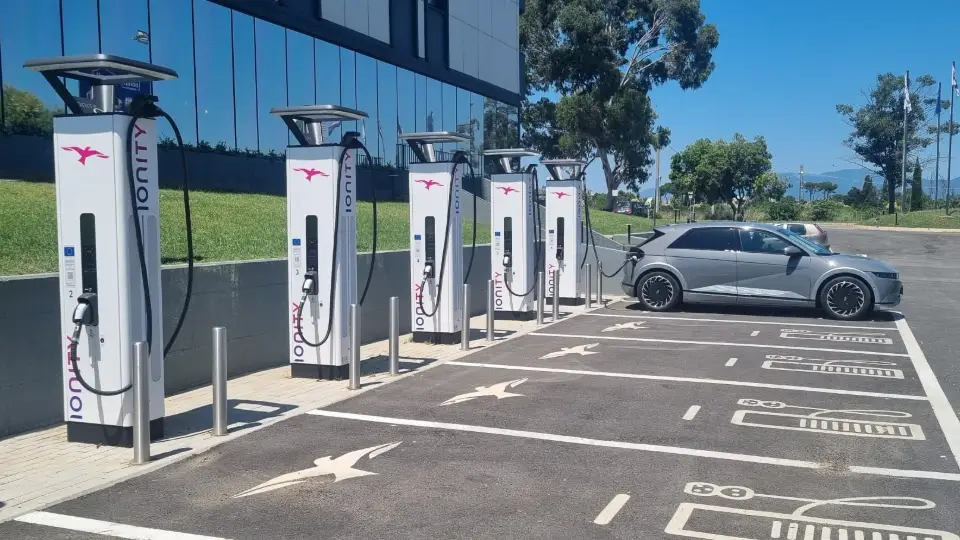 E-Auto wird mit passender Ladekarte für Frankreich geladen