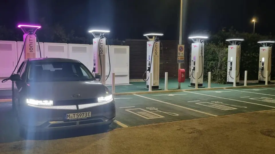 E-Auto lädt nachts mit geeigneter Ladekarte für Norwegen.