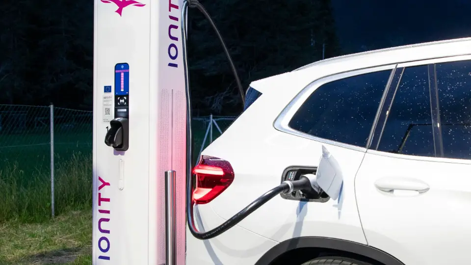 E-Auto lädt an Ionity Schnellladestation zu günstigen Ladetarifen im März 2026