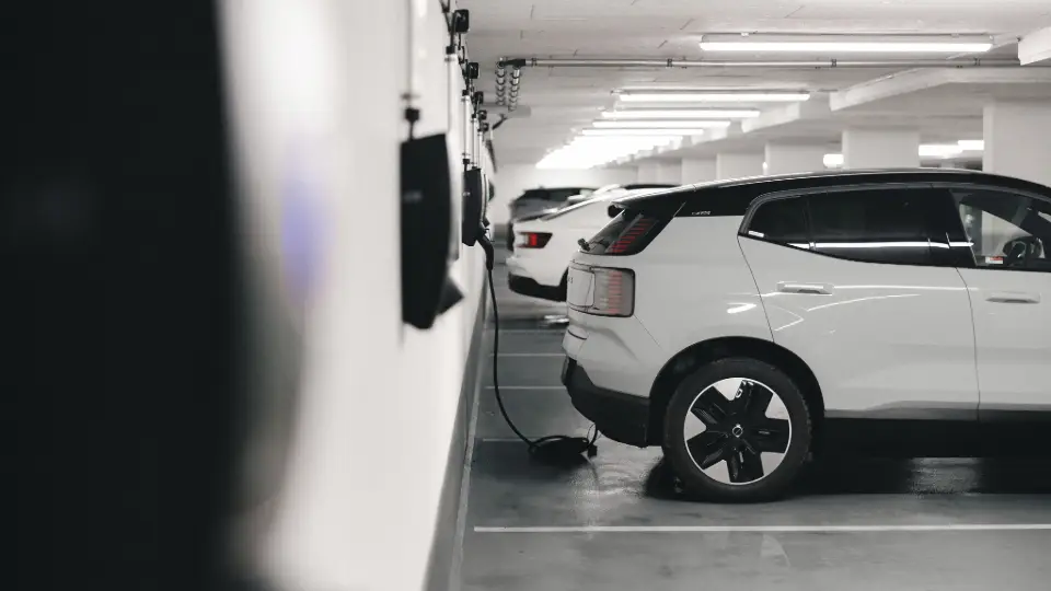 E-Auto lädt an Ladestation für Mehrfamilienhaus in der Tiefgarage - Förderung für 2026 ist geplant