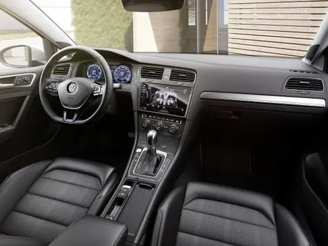 VW e-Golf Elektroauto in der Farbe weiss Ansicht des Innenraums und der Sitze